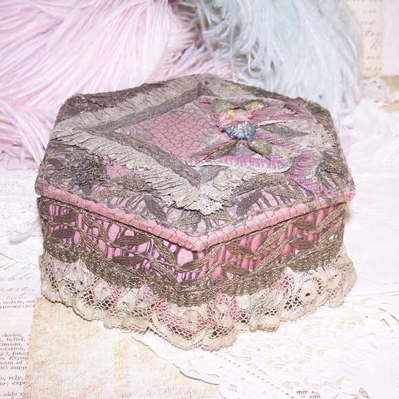 Antique French Ribbonwork Boudoir Box - Mauve, Gold Lace & Rococo Ribbon Trim - Picture 5 of 7
